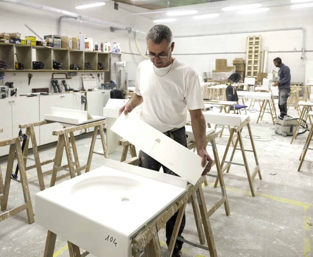 un homme qui fabrique un meuble vasque