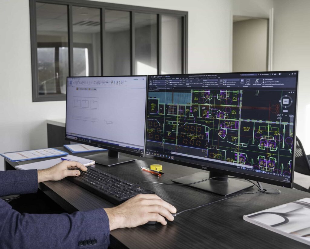 homme qui travaille sur un pc